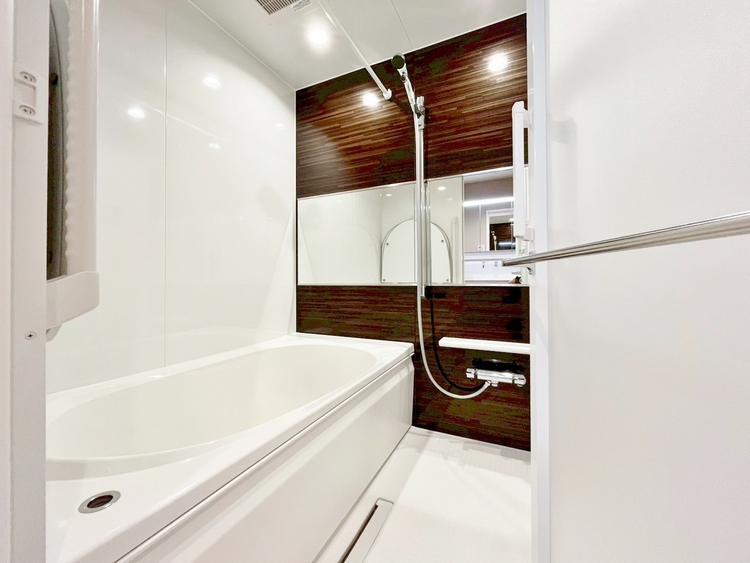 風呂 一日の疲れを癒すバスルームは、心地よいリラックスを叶える清潔感溢れる空間です。