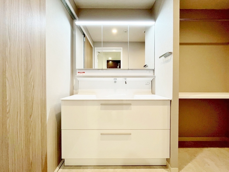 洗面 何かと物が増える場所だからこそ、スッキリと見映えの良い空間に。