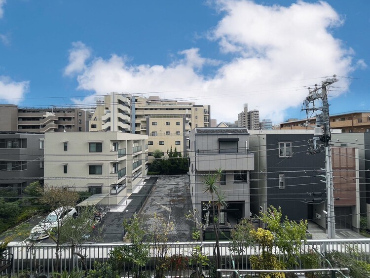 バルコニー 窓を開けると広がる青空。心をリフレッシュして日々を過ごしていきましょう。