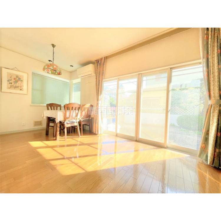 居間 自然とご家族が集まる明るい陽だまり空間