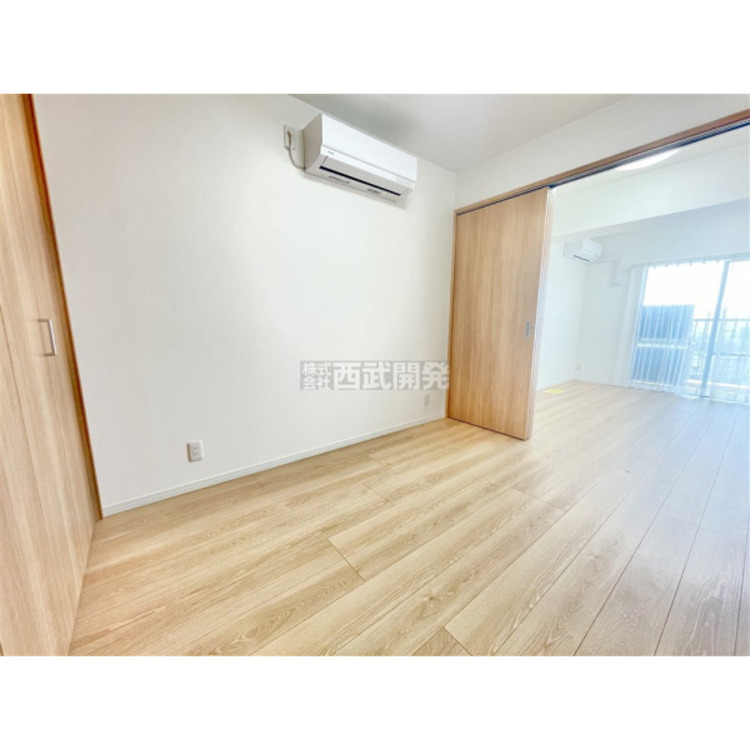 内装 LDKに隣接する洋室