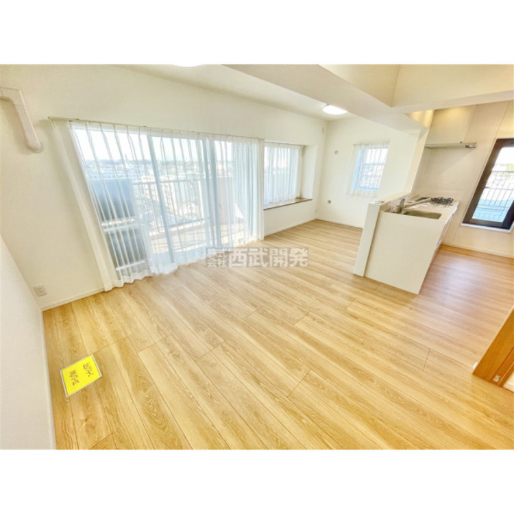 居間 大きな窓からたっぷりの陽が入るＬＤＫ