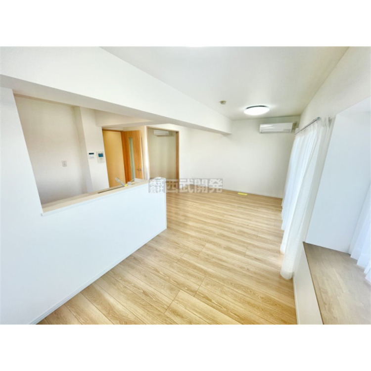 居間 溢れる陽光でご家族の笑顔も輝く