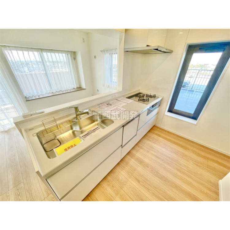 キッチン 対面キッチンを採用、お料理しながら会話に参加できます