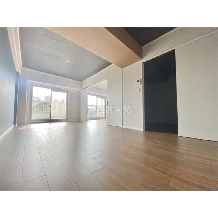 居間 リビングには太陽の光が射し込みます。家族が集まる場所だからこそ、明るい空間作りがかかせません。