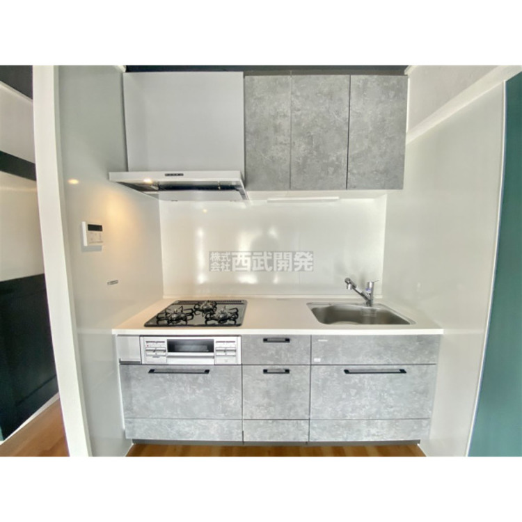 キッチン 吊り戸棚も付いていて収納豊富なキッチンです。