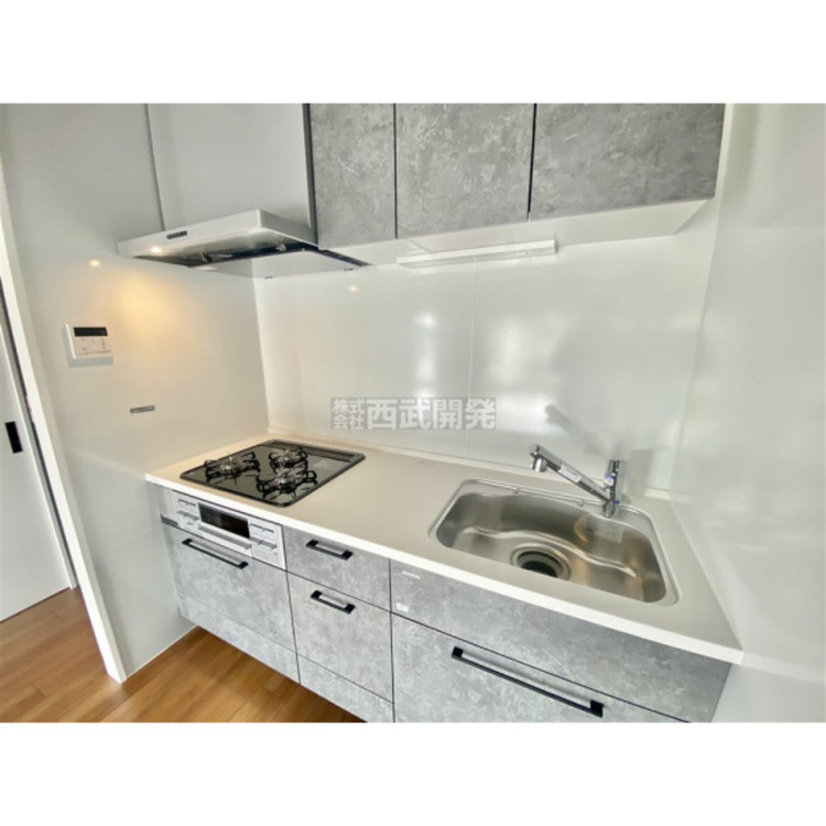 キッチン キッチンの蛇口には浄水機能が付いています。シャワーヘッドタイプなのでお掃除も楽になりますね。