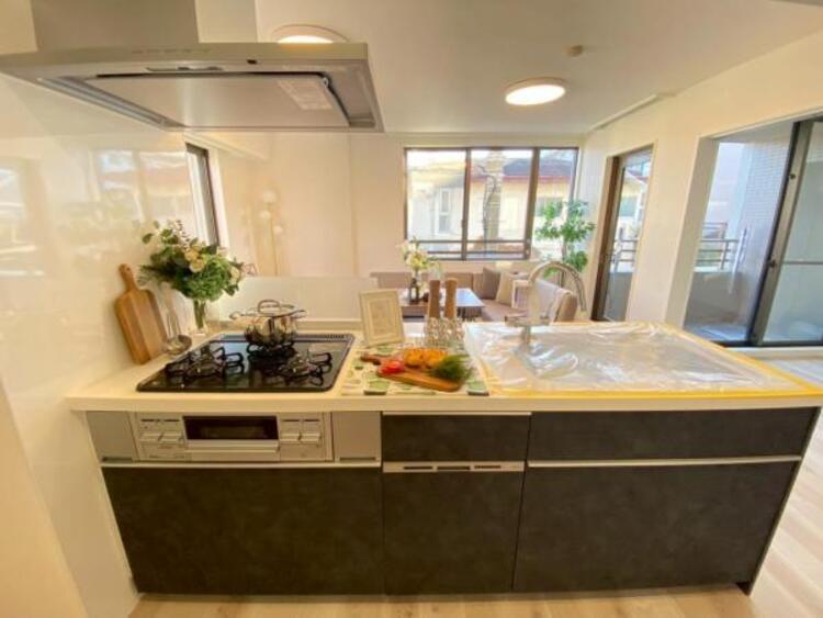 キッチン リビング全体が見渡せる対面式システムキッチン。お子様達がいつもママのそばにいられる安心感も生まれます。食事の用意をしながらご家族との会話も弾み笑顔溢れる空間です。