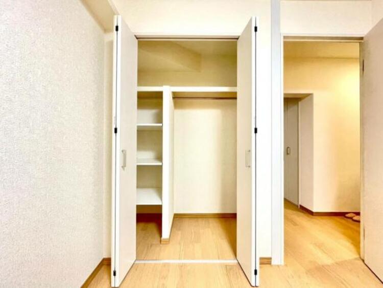 収納 クローゼットには棚やハンガーパイプが備えられているので、大切なお洋服にしわを付けずにそのまましまうことが出来ます。