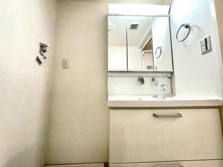 設備 朝の洗髪に便利なハンドシャワーを洗面化粧台に設置。伸び縮みするため化粧台を隅々まで洗え、いつでも清潔なパウダールームを保てます。