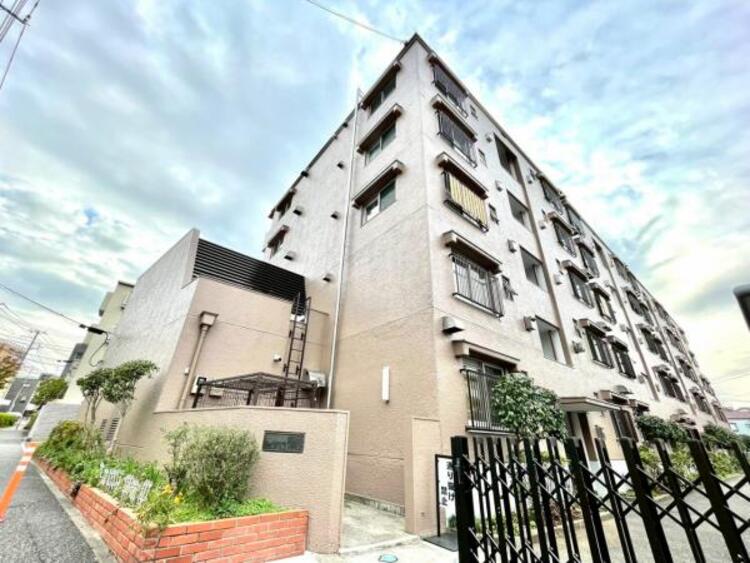 エントランス 居住者の帰り、訪れる方を優しく迎えてくれるエントランスです。