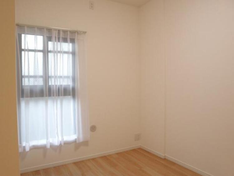 内装 洋室4.8帖　家族個々の安らぎの空間。誰もが好みで飾れるシンプルな室内に仕上げてあります。