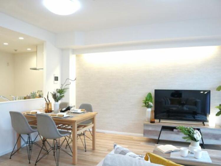 居間 LDK13.7帖　ゆとりあるキッチンスペースを備えるリビングは家族が1番くつろげる癒しの空間です。