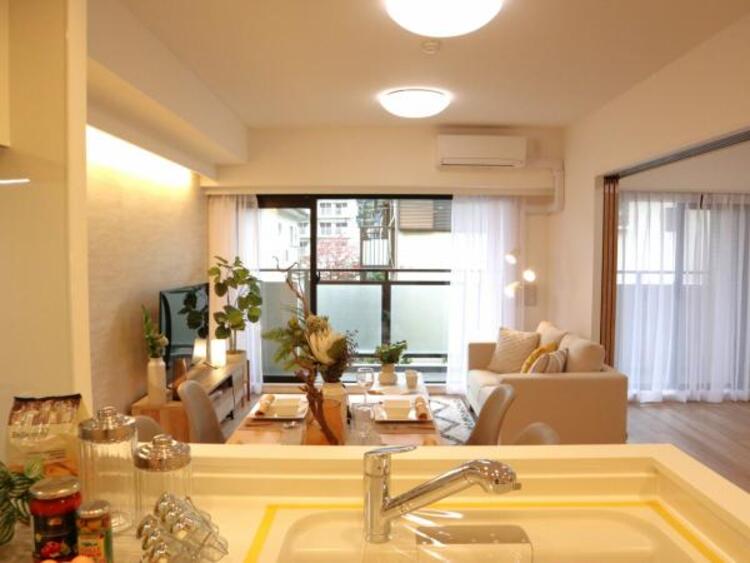 居間 LDK13.7帖　落ち着きのあるリビングです。お友達が遊びに来た時にも使えますし、ちょっと疲れた時にお昼寝できるのも嬉しいですね。