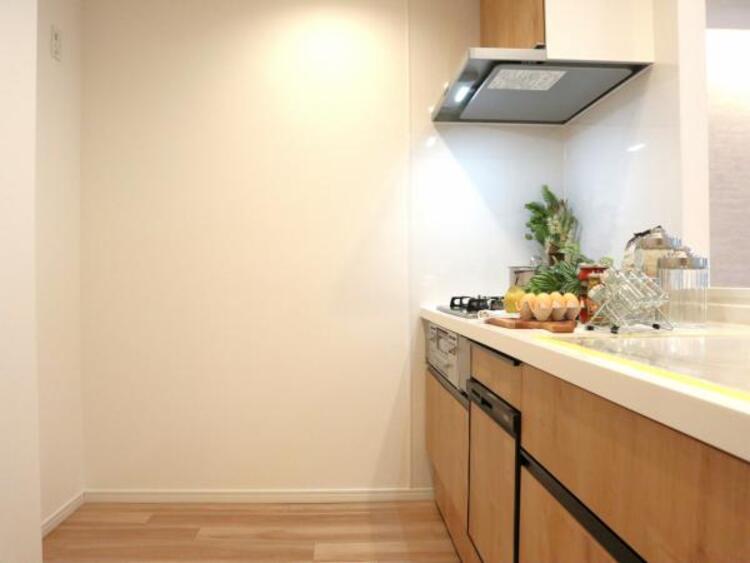 キッチン 広々とした対面式キッチンスペース。食洗機と浄水器が付き、収納力もあるキッチンはお料理が捗ります。