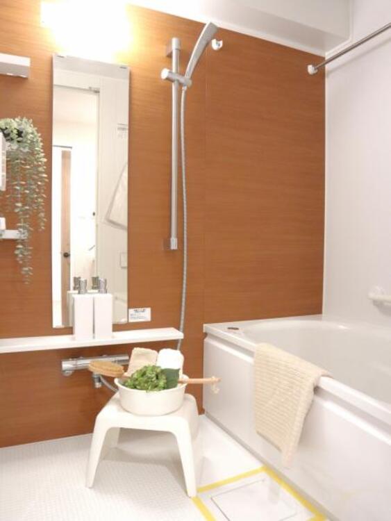 風呂 浴室乾燥機付きで雨の日の洗濯も可能で日々のお掃除が楽なように凹凸が少なく汚れの付きにくい仕様となりました。