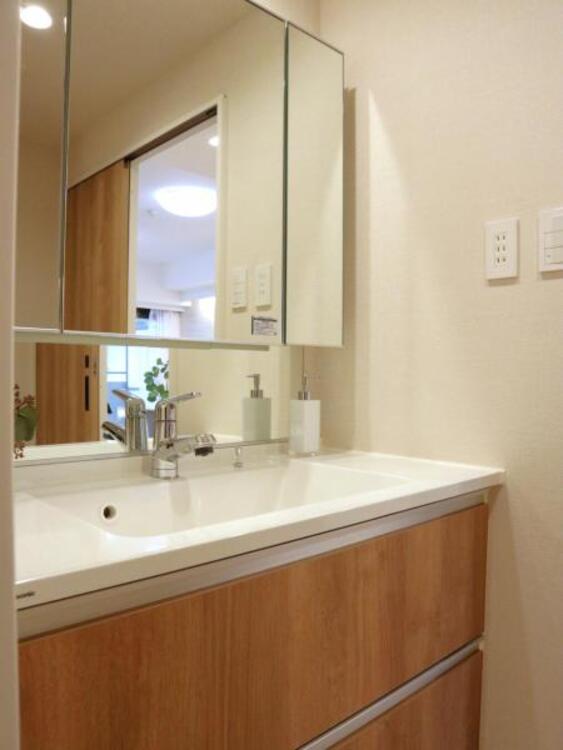 洗面 三面鏡の裏は機能的な収納を配置。コンセントも付いているため電動シェーバーや電動歯ブラシも収納できます。