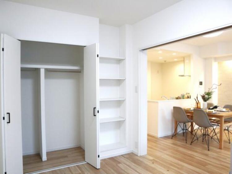 収納 クローゼットには棚やハンガーパイプが付いており、スーツや上着などがスッキリ収納可能です。