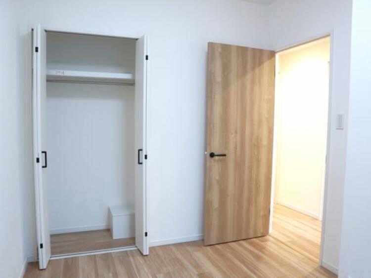収納 クローゼットには棚やハンガーパイプが付いており、スーツや上着などがスッキリ収納可能です。