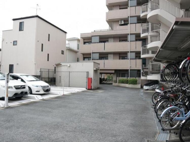 設備 敷地内にカースペースを確保。思い立ったらすぐにドライブを楽しめます。駐車場を借りる必要もないので、余分な出費を抑えることもできます。