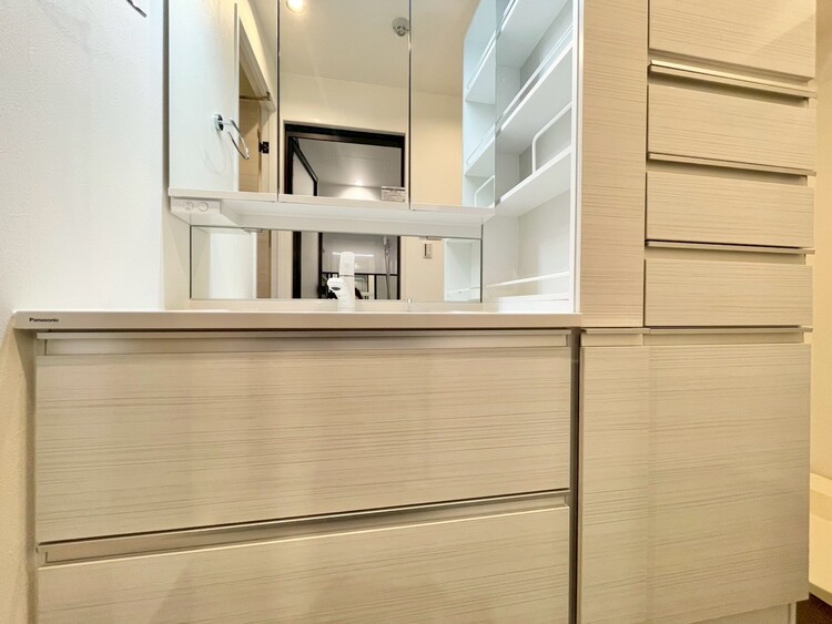 その他 清潔感を感じられる洗面化粧台。