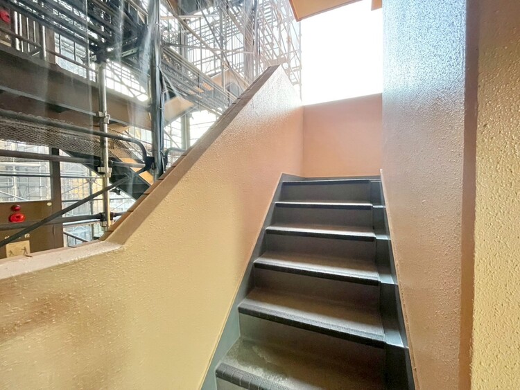 その他 共用部の階段です。明るく清潔に管理されています。