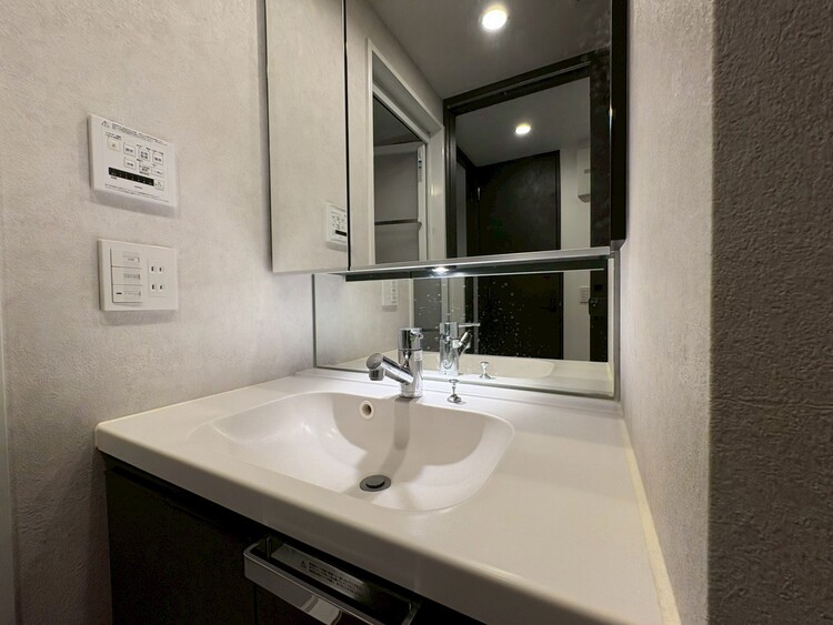 その他 清潔感を感じられる洗面化粧台。