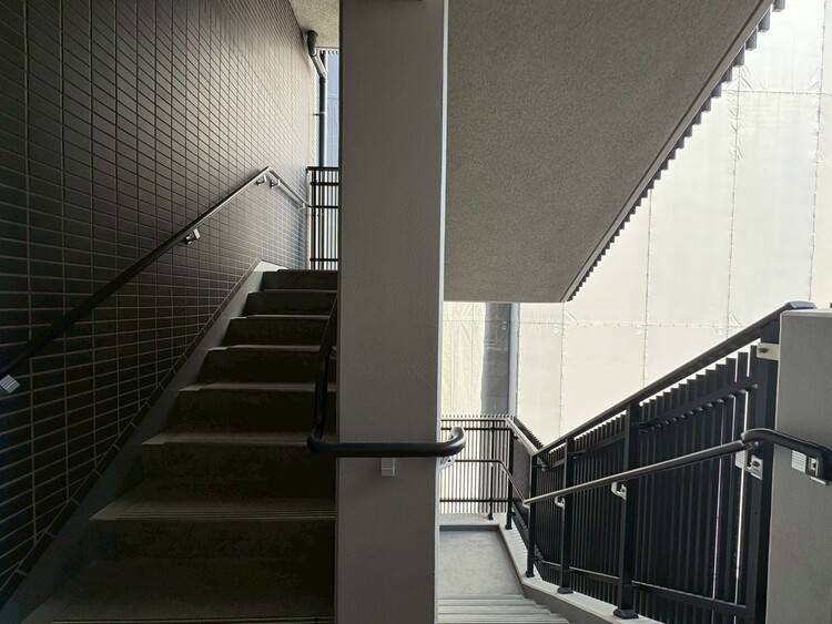 その他 共用部の階段です。明るく清潔に管理されています。