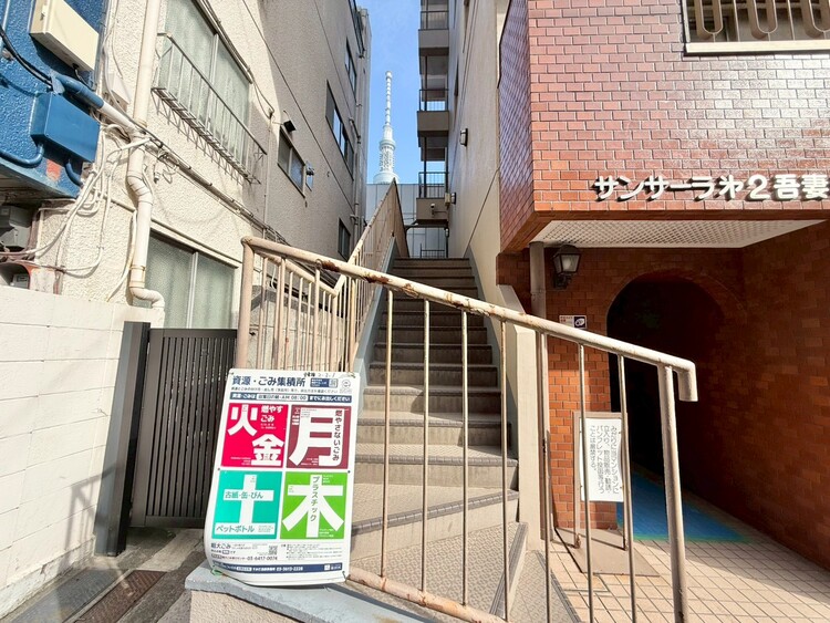 その他 共用部の階段です。明るく清潔に管理されています。