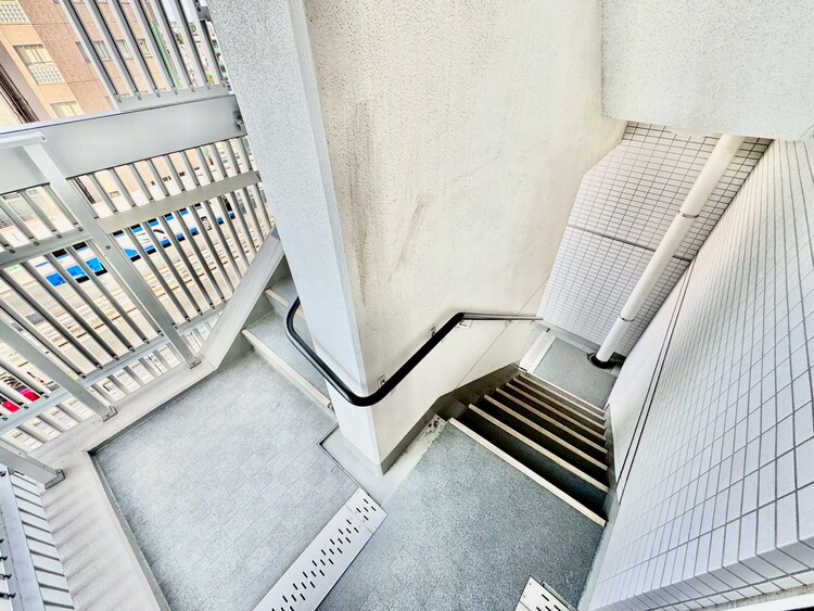 その他 共用部の階段です。明るく清潔に管理されています。