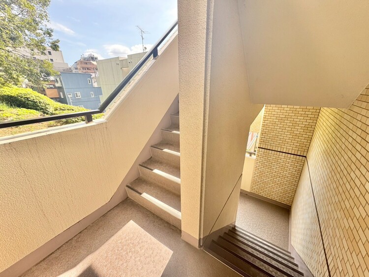 その他 共用部の階段です。明るく清潔に管理されています。