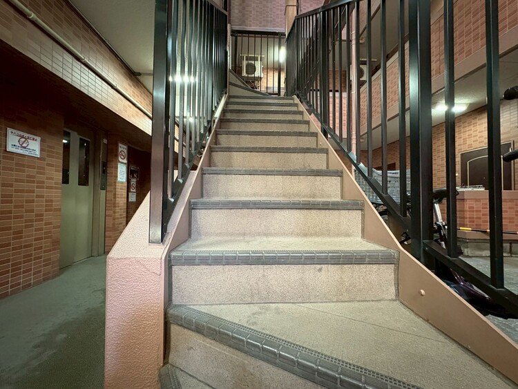 その他 共用部の階段です。明るく清潔に管理されています。