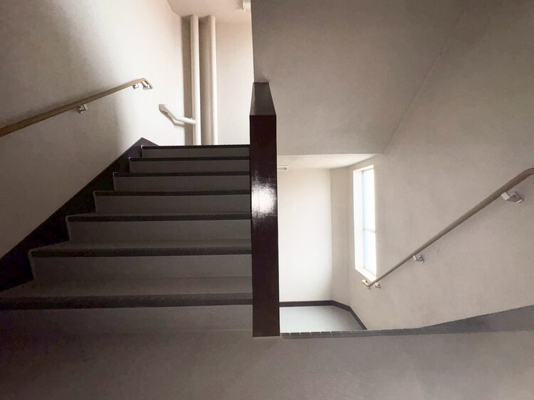 その他 共用部の階段です。明るく清潔に管理されています。