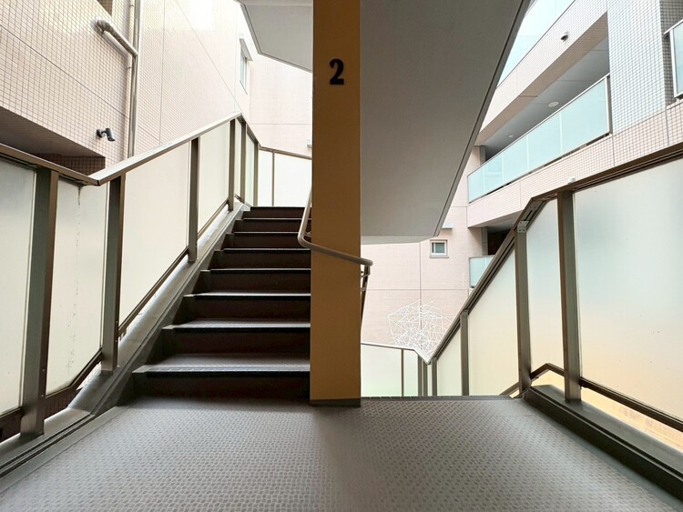 その他 共用部の階段です。明るく清潔に管理されています。