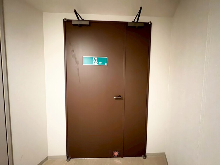 その他 共用部の階段です。明るく清潔に管理されています。