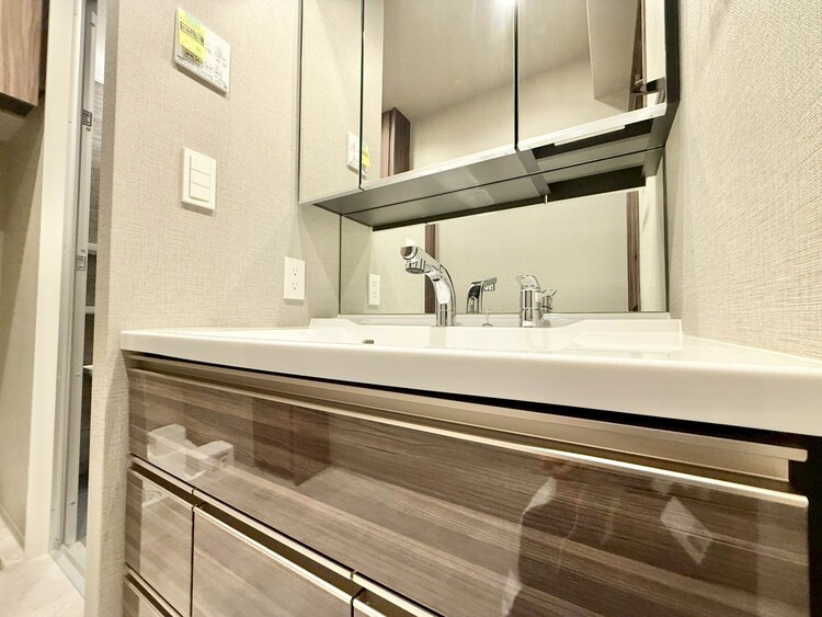 その他 清潔感を感じられる洗面化粧台。