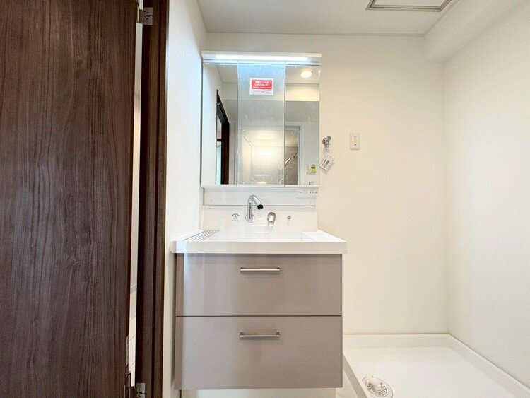 その他 清潔感を感じられる洗面化粧台。
