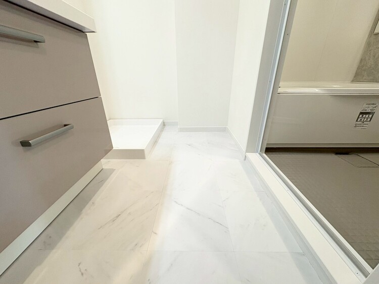 その他 十分な広さの脱衣所。