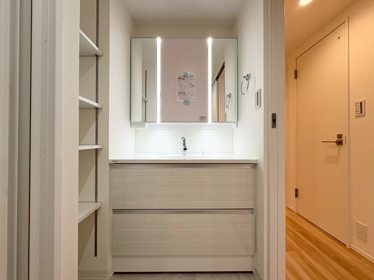 その他 清潔感を感じられる洗面化粧台。
