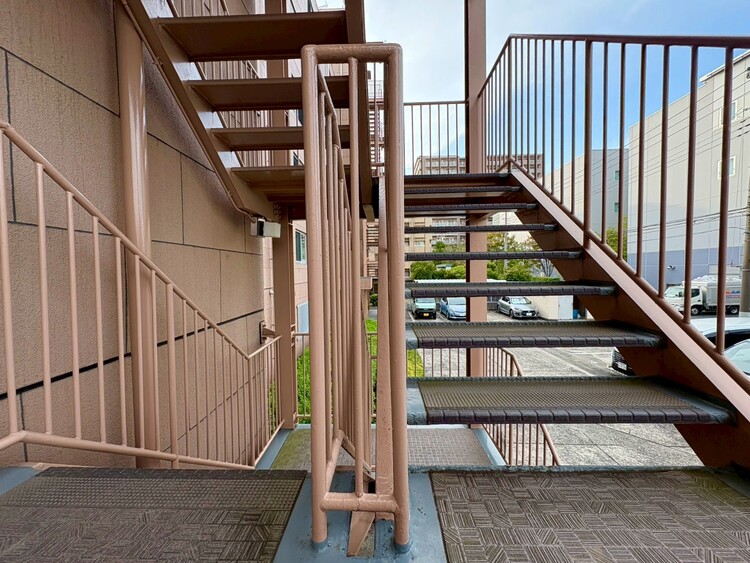 その他 共用部の階段です。明るく清潔に管理されています。