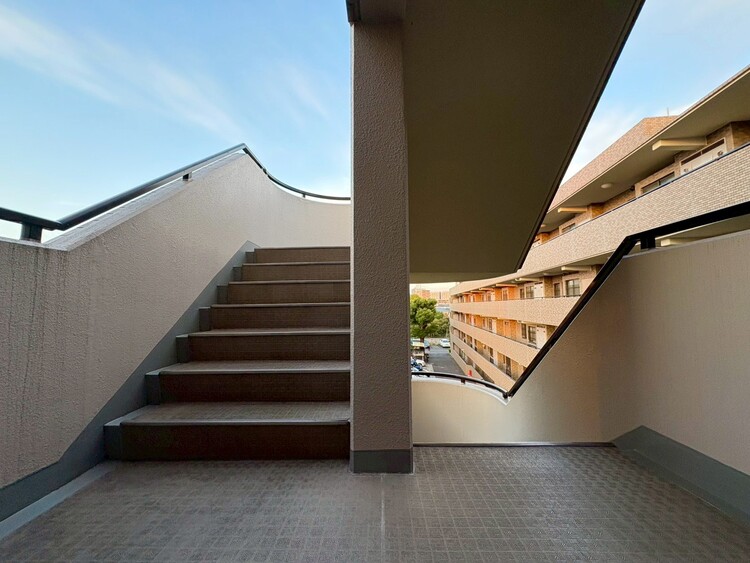 その他 共用部の階段です。明るく清潔に管理されています。