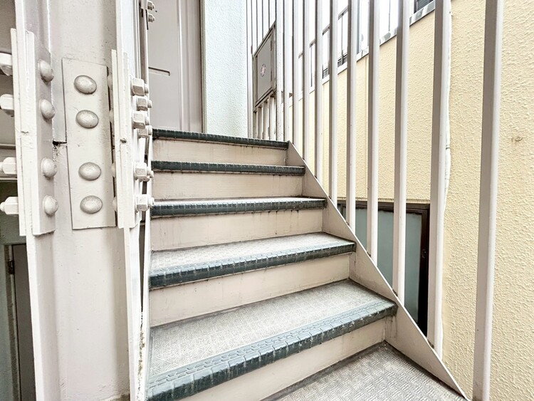 その他 共用部の階段です。明るく清潔に管理されています。