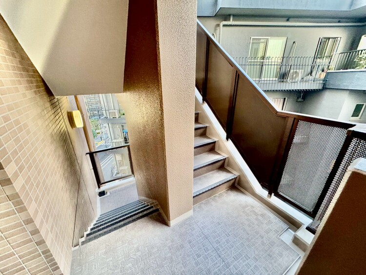 その他 共用部の階段です。明るく清潔に管理されています。