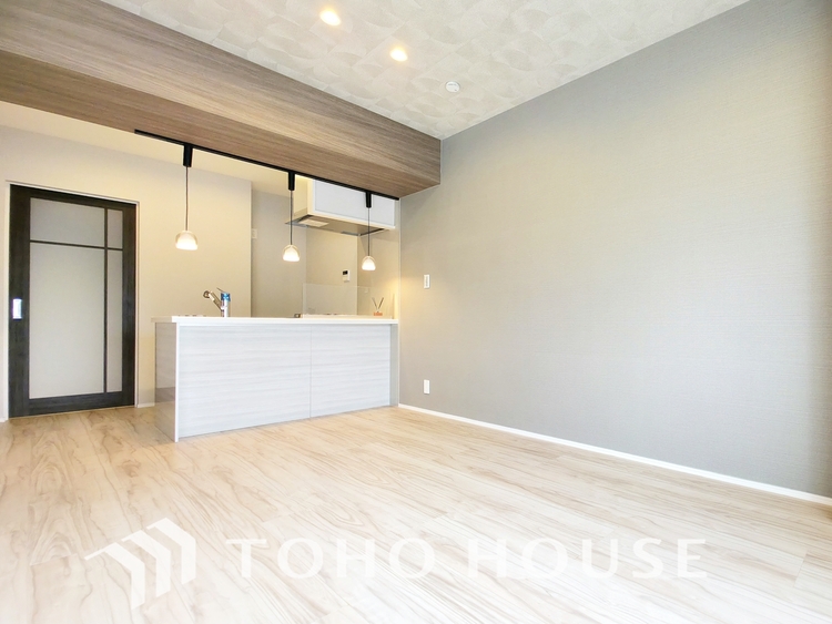 内装 陽光が降り注ぐ、開放的な大空間です。家族の絆を育み、ゲストをもてなす舞台となる、心豊かな団らんの時間が流れます。