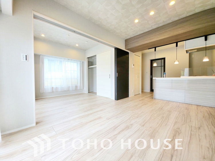 内装 陽光が降り注ぐ、開放的な大空間です。家族の絆を育み、ゲストをもてなす舞台となる、心豊かな団らんの時間が流れます。