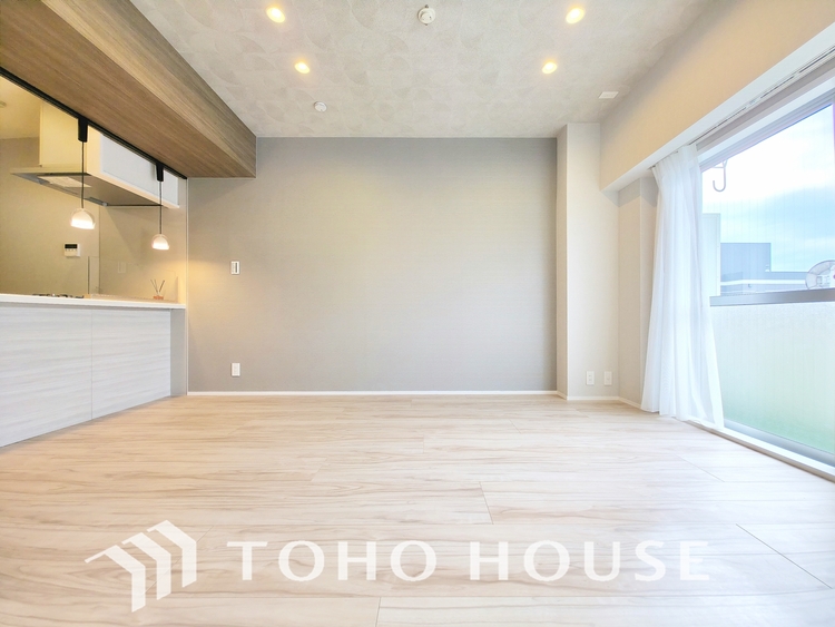 内装 陽光が降り注ぐ、開放的な大空間です。家族の絆を育み、ゲストをもてなす舞台となる、心豊かな団らんの時間が流れます。