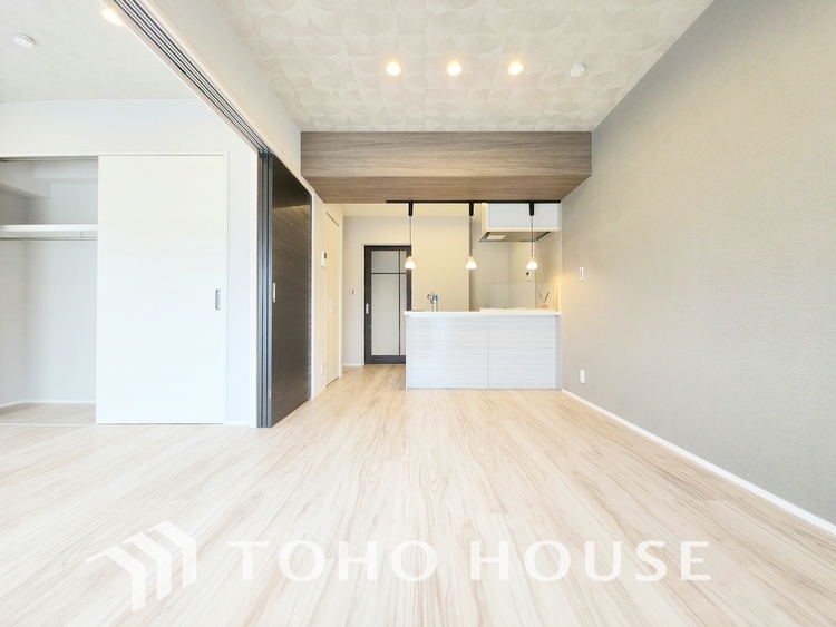 内装 陽光が降り注ぐ、開放的な大空間です。家族の絆を育み、ゲストをもてなす舞台となる、心豊かな団らんの時間が流れます。