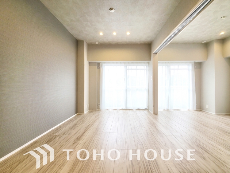 内装 陽光が降り注ぐ、開放的な大空間です。家族の絆を育み、ゲストをもてなす舞台となる、心豊かな団らんの時間が流れます。