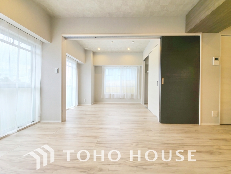 内装 陽光が降り注ぐ、開放的な大空間です。家族の絆を育み、ゲストをもてなす舞台となる、心豊かな団らんの時間が流れます。