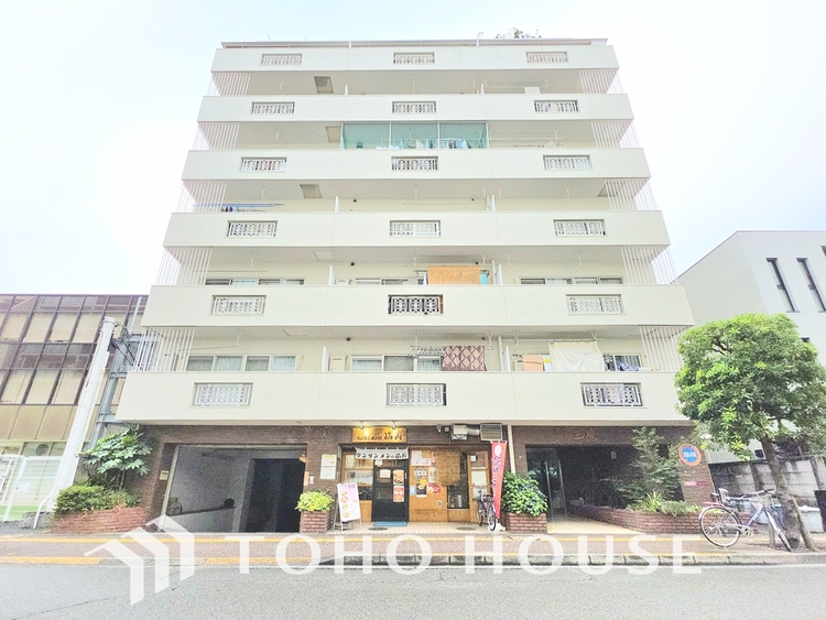 外観 街の景観を牽引するような、洗練されたデザインのレジデンスです。圧倒的な存在感を放ち、住まう人のステータスを象徴します。